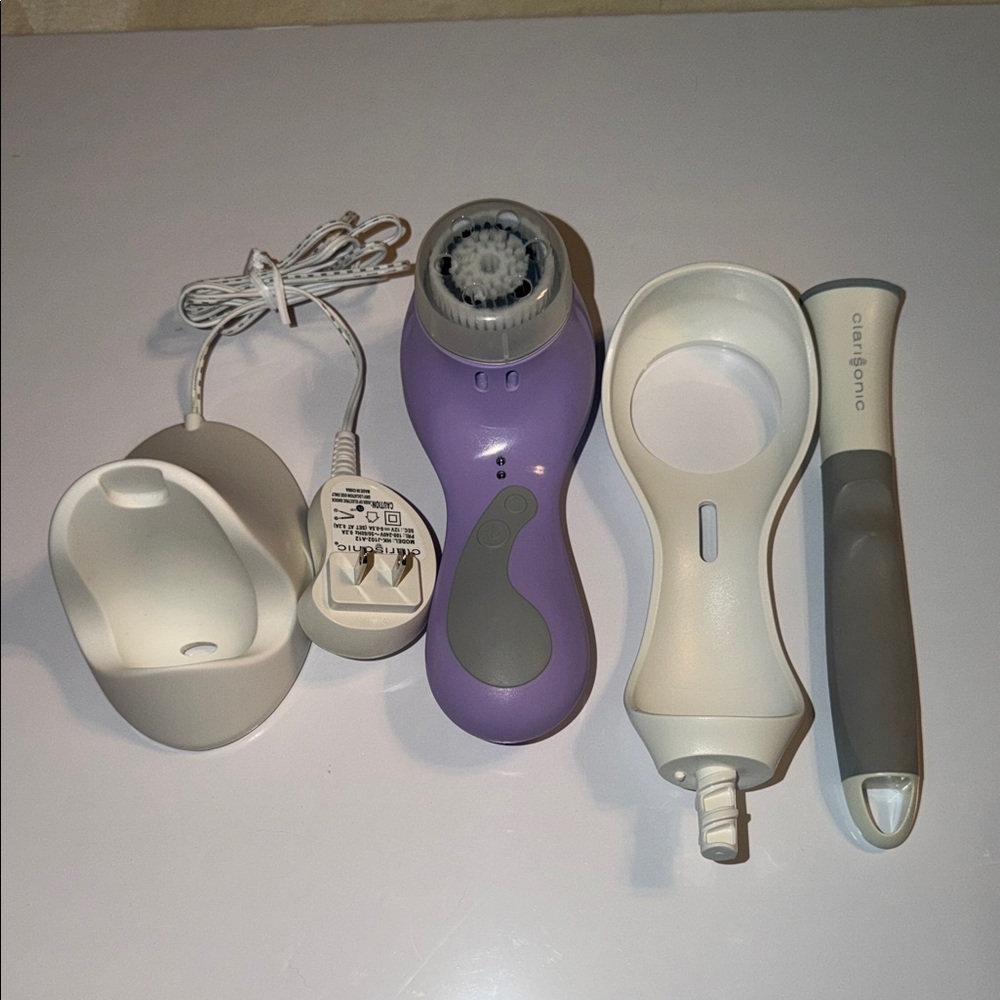 Clarisonic Plus with Normal Brush Head & Long Handle for Target Areas. Like New